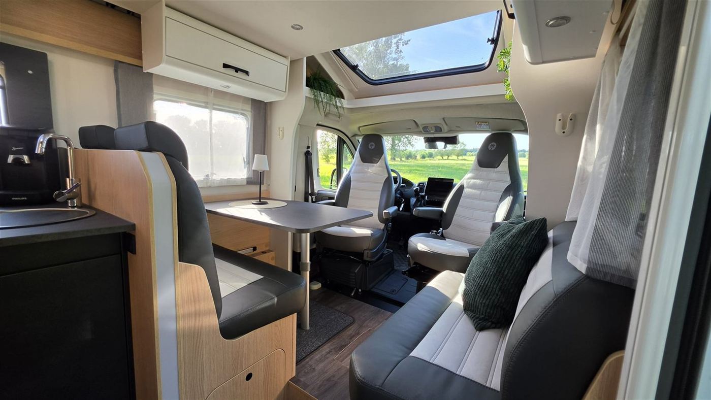 Cockpit des Pandamobils mit 10-Zoll-Radio